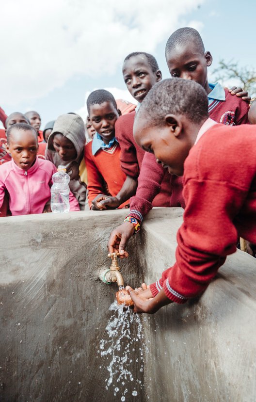 Kinder an einer Wasserstelle (Foto: N2S Media)